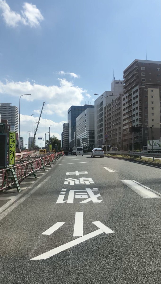 原田りょう On Twitter 北大阪急行線の延伸工事に伴い 423号線の萱野交差点から合流先の車線規制 2022年3月までこの車線規制がなされますが 当初は いきなり合流するような形で大変危険な状態だと市民の方からご相談頂きました そこで 箕面警察に依頼し 路面へ