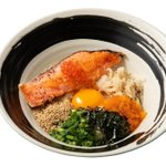 うどんにしか見えないけど…。鮭がどーんと乗った、新発想の生カルボナーラが美味しそう!