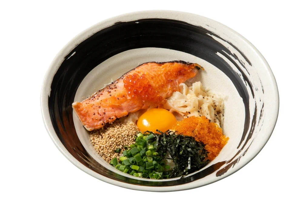 うどんにしか見えないけど…。鮭がどーんと乗った、新発想の生カルボナーラが美味しそう！