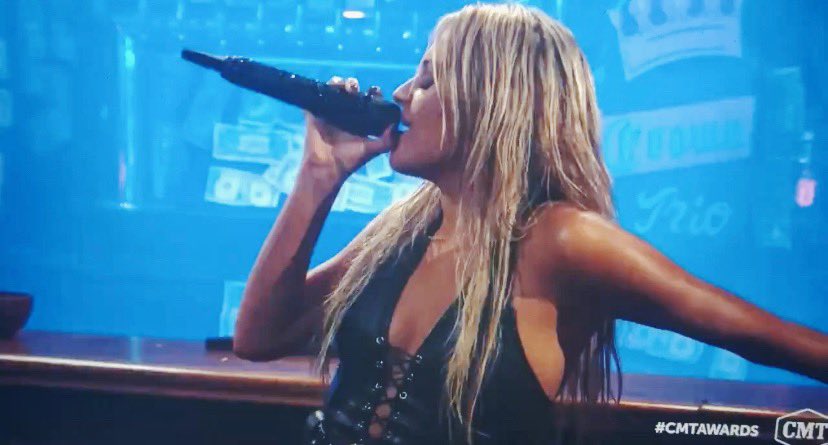 homoarigato's tweet photo. coyote ugly (2000) / cmt awards (2020) https://t.co/XfXpMVG9V8