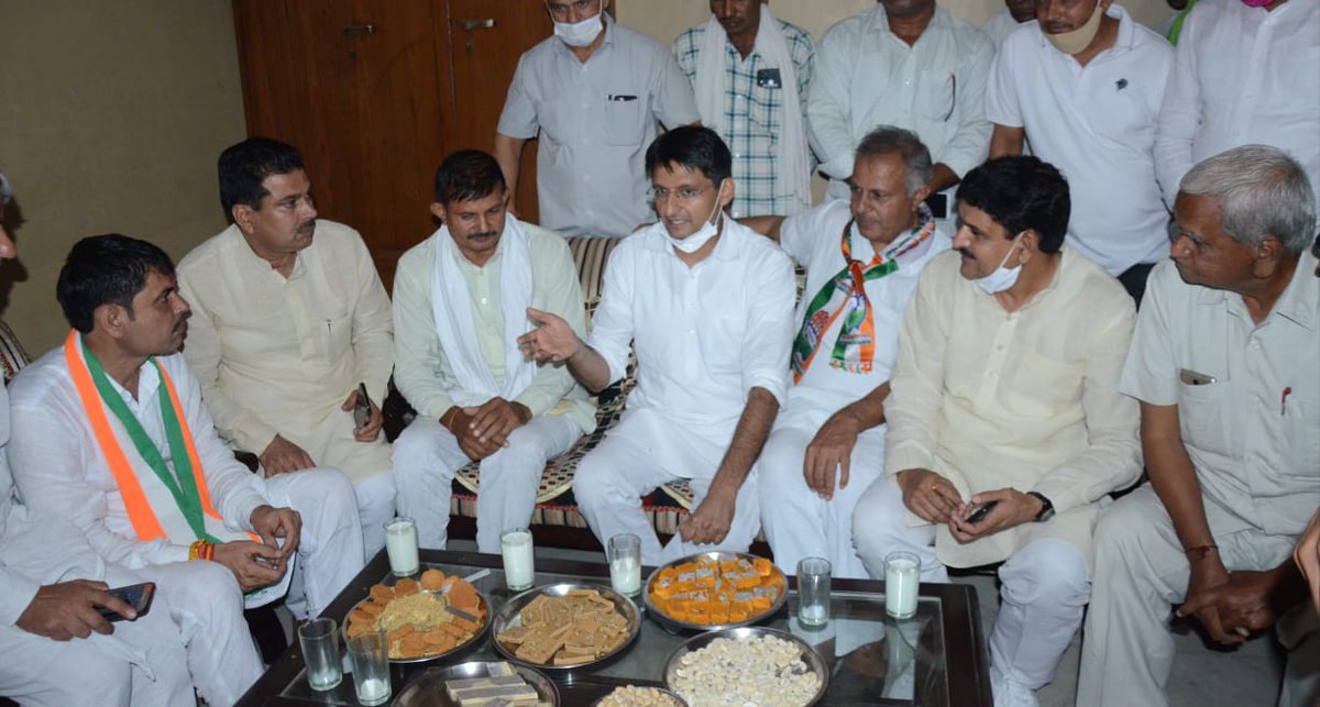 DeependerSHooda's tweet photo. गाँव जागसी में JJP किसान सेल के प्रदेश उपाध्यक्ष रघुबीर जी और BJP से गांव के मौजूदा सरपंच सुरेंद्र जी अपने सैंकड़ों समर्थकों के साथ कांग्रेस पार्टी में शामिल हुए।

सभी साथियों का कांग्रेस परिवार में स्वागत है। https://t.co/tKsGY8ASJf