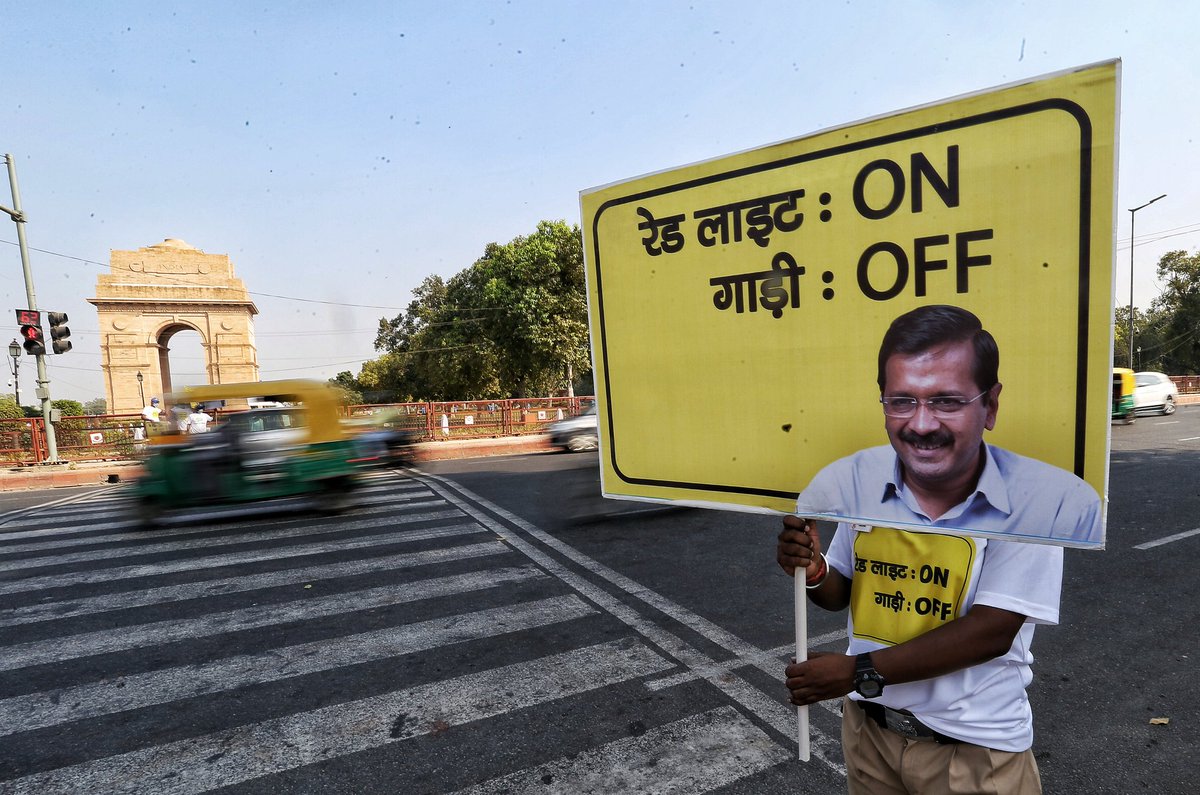 © S H R I K A N T S I N G H
.
A Civil Defence volunteer holds a #Delhicm @ArvindKejriwal placard as he requests commuters to participate in the #campaign #ReLightOnGaadiOff launched by Delhi Government to tackle air #pollution in New #Delhi. #aap https://t.co/e5OnvNQLKg