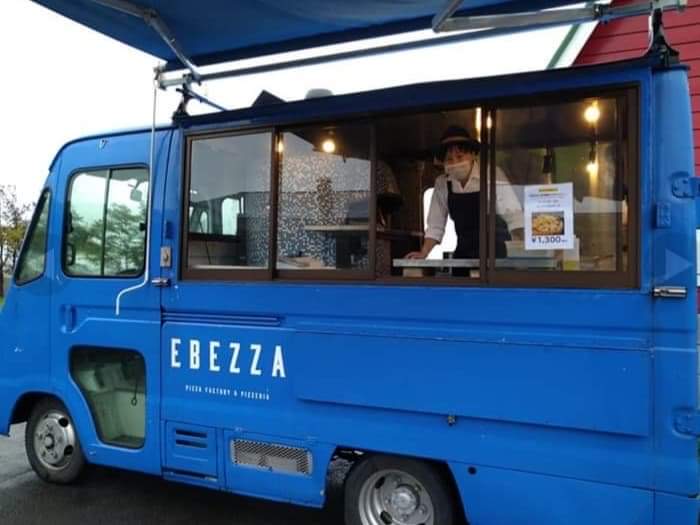 平岸マルシェ 出店者情報 Ebezza エベッツァ キッチンカー 江別産の小麦や野菜 道産食材をふんだんに使ったピザやパスタを提供している ミシュランに認められたシェフがプロデュースしているお店のキッチンカー 今回はりんご蔵に合わせて