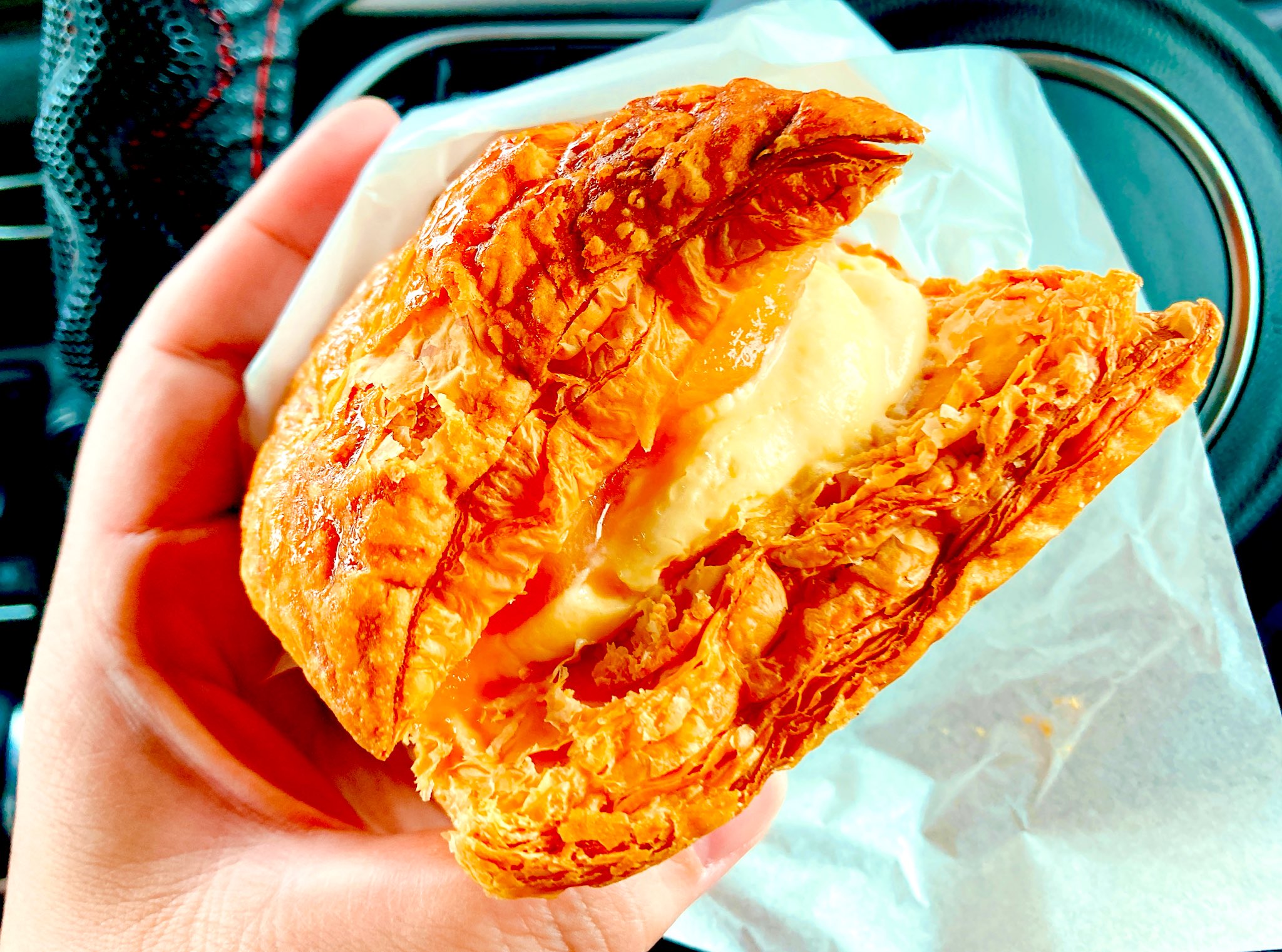 セリ エストレヤ W650 境港市の ボヌール洋菓子店 さん 昔からここのダックワーズが大好きで帰る度に買いに来ています 今日はアップルクリームパイも買ってしまいましたw お近くの方は是非 ﾉ ﾉ サクサクのパイで車内と全身がどえらいことになり