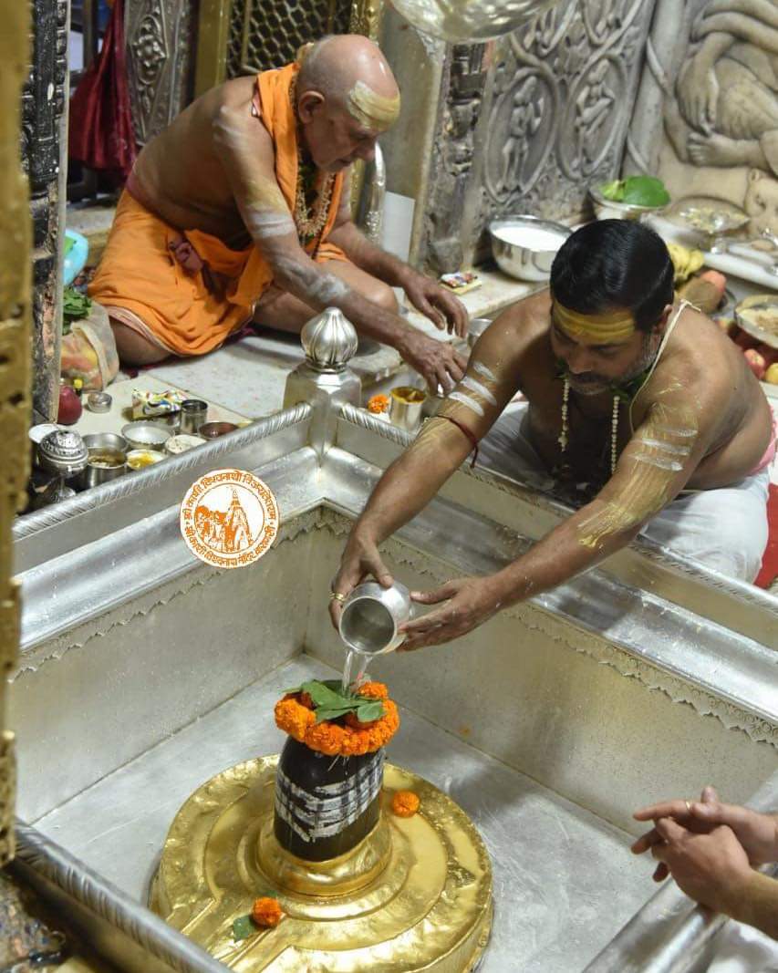 आज दिनाँक 22-10-2020 को श्री काशी विश्वनाथ मंदिर के मंगला आरती के दर्शन।
#ShriKashiVishwanath #Shiv #Mahadev #Baba #Temple #Nyas #ManglaAarti #darshan #blessings #Varanasi #Kashi #Jyotirlinga
#ThursdayThoughts https://t.co/E03CRY0m6w