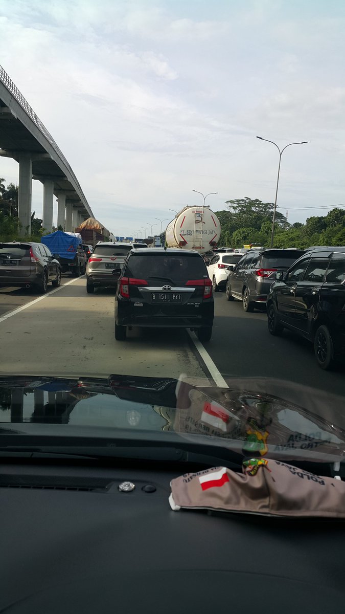 bintang_tiket's tweet photo. Tiap hari baik pagi dan sore selalu begini di #tol_jagorawi @PTJASAMARGA tolong di cari solusi nya agar tak begini terus.
Kadang biang macet nya di jalur mau masuk #tol_jorr @hk_jorrs tolong diperhatikan juga agar ada solusi bersama demi pengguna tol https://t.co/uHjJ7rUCN6