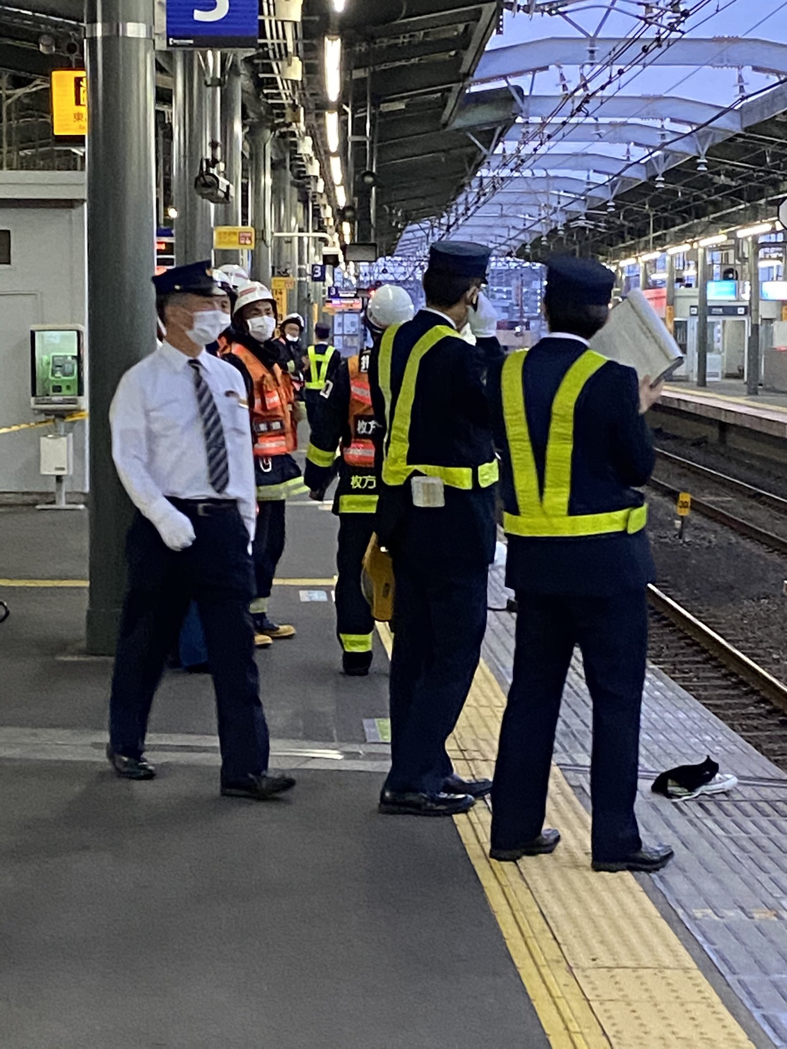 萱島駅の人身事故でホームに靴が落ちている画像