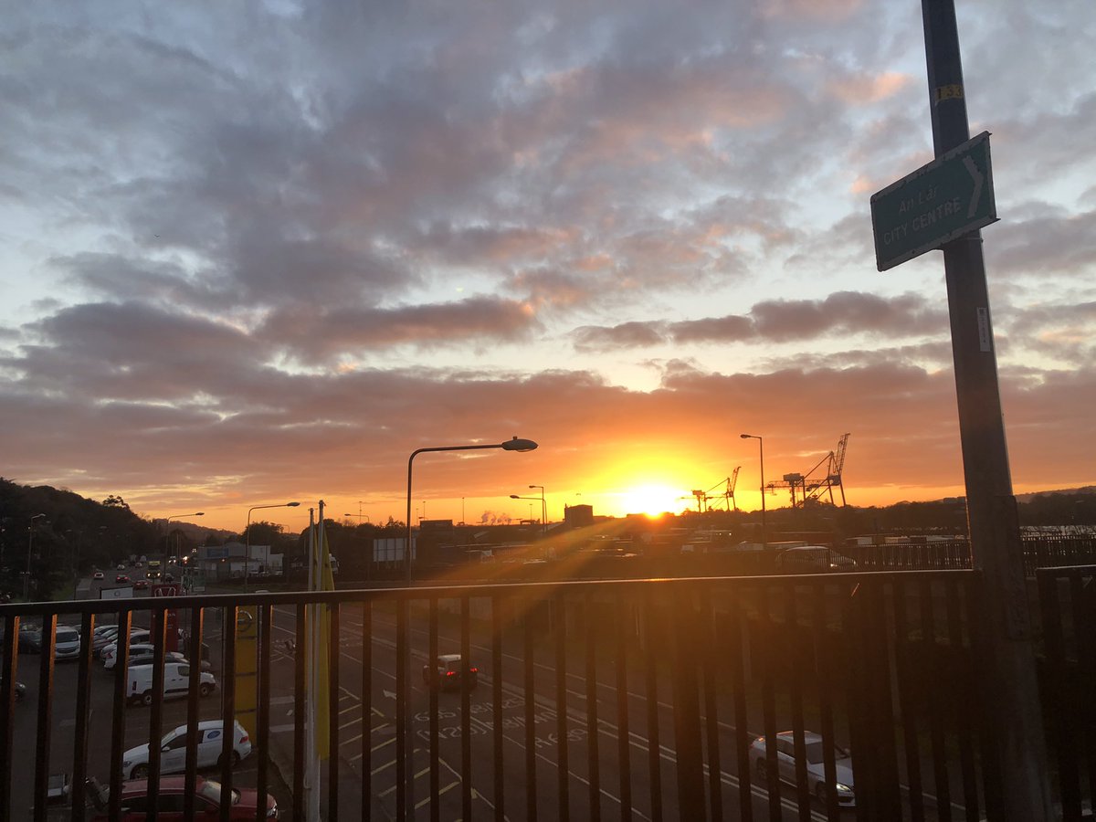 BarryDesignWeb's tweet image. Gorgeous sunrise this morning on the school run, marking lockdown day 1. Stay positive folks. We’ll get through this.