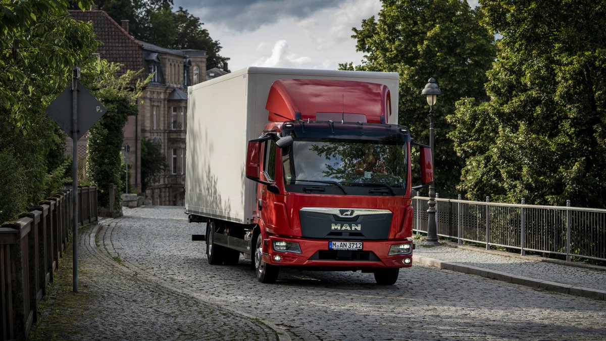 MANtruckandbus's tweet photo. With the new MAN TGL, TGM and TGS ranges, MAN Truck &amp; Bus is introducing the vehicles in the new generation of MAN trucks for use in the #distributionsector. Special industry expertise meets the most modern, future-oriented technology. Read more: https://t.co/Pyh5ncaZZK https://t.co/nf3eJ1G4Ml