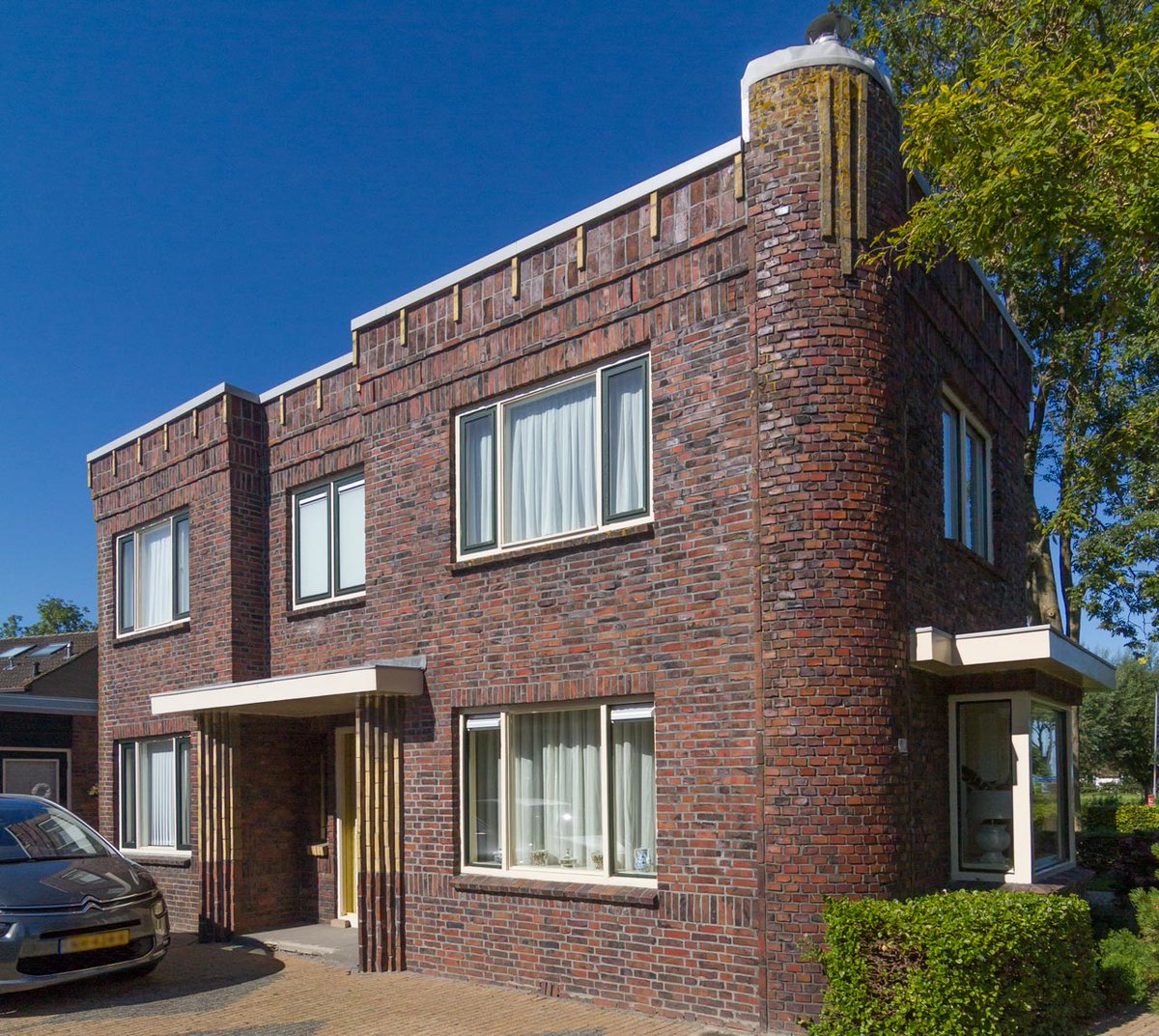 Dit oorspronkelijk dubbele woonhuis aan de rand van Grijpskerk - een gemeentelijk monument uit 1929 - wordt toegeschreven aan Van der Molen.  https://amsterdamse-school.nl/objecten/gebouwen/molenstraat-42,-grijpskerk/