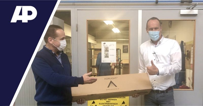 Onlangs startten we met de productie van de nieuwe AGRILED®3 serie van @Agrilight. Kennis, kunde en nauwe samenwerking zorgden voor deze nieuwe generatie led armaturen voor stallen. <a href="/Wendelsson/">Egbert Wendel</a> overhandigt Anton van Velsen het eerste AGRILED®3 exemplaar. #samenwerking