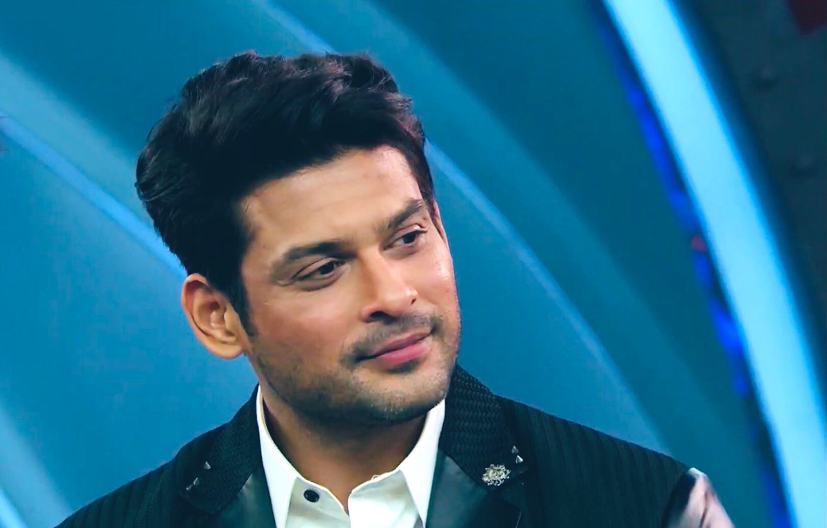 Aru_SidHearts's tweet photo. @sidharth_shukla @GAUAHAR_KHAN @eyehinakhan This simplicity Made u more special @sidharth_shukla . 
U set an example for an Idol Team leader. We really proud of u.We are really blessed to have u in our Life.U  played ur role Very well.U entered and Exited like a King with full dignity.Lots of love
#WeWelcomeSidharthShukla https://t.co/xDcwZhosZF