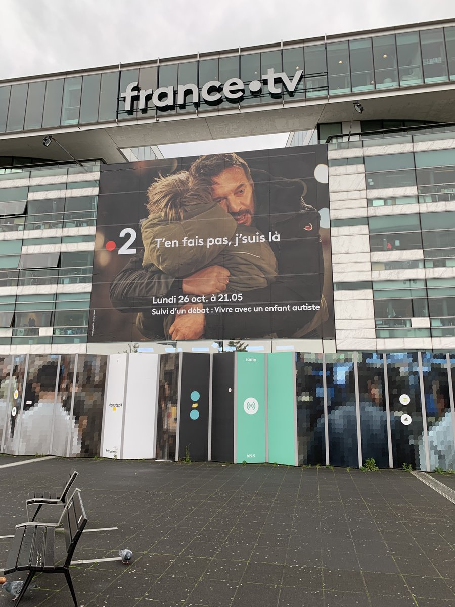 L'autisme et les parents sur la façade de <a href="/Francetele/">France Télévisions</a>  A voir Lundi soir👁️📺 @France2tv 21h00 Le film de <a href="/SamuelLeBihan/">Samuel Le Bihan</a> 👏"T'en fais pas j'suis là" Puis débat  #autisme #Handicap #Politique