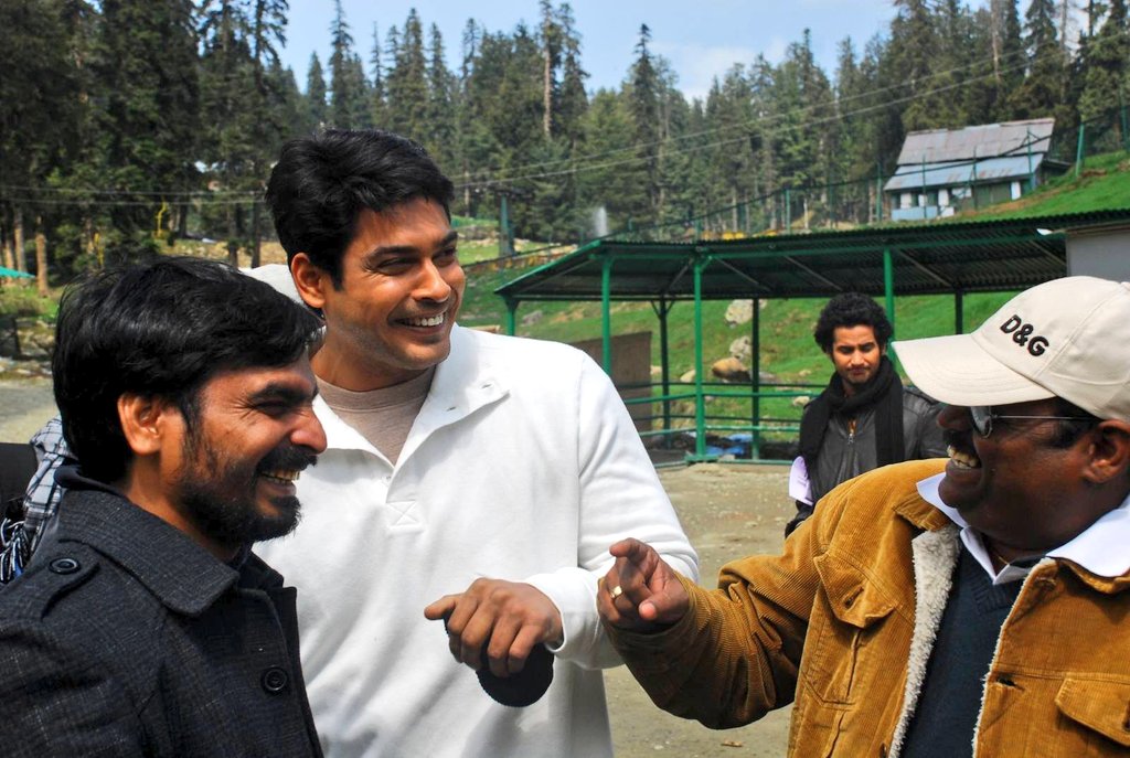  @sidharth_shukla bond with the crew of  #BalikaVadhu  #WeWelcomeSidharthShukla  #SidharthShukla  #SidHearts