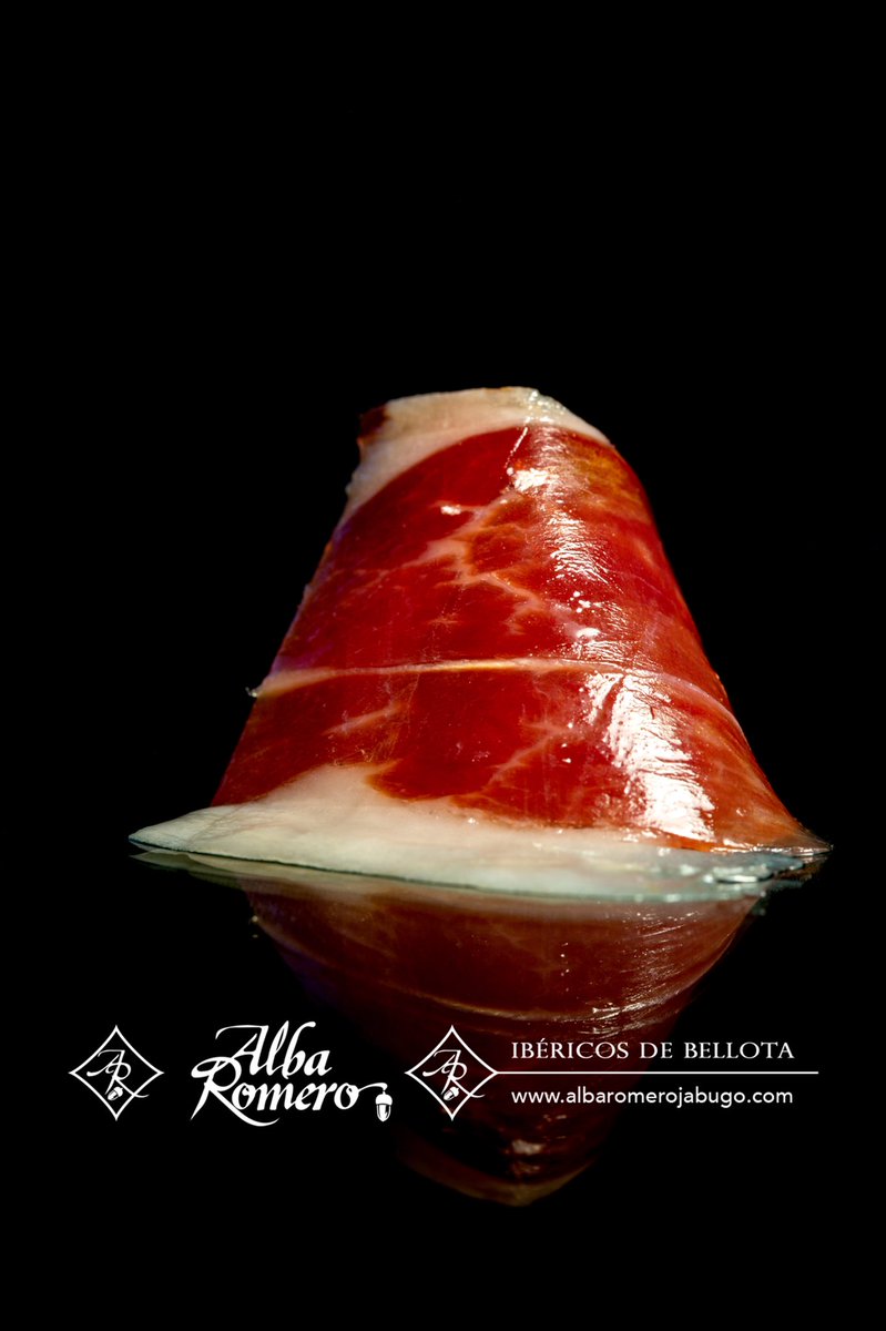 JamonAlbaRomero's tweet photo. Un bocado capaz de transmitir una montaña de sensaciones, un bocado de placer del auténtico ibérico 100% bellota con Denominación de Origen Jabugo. 

#jamon #iberico #bellota #jabugo #calidad #summum #paladar #clientesfelices #gastronomia #online #Foodie https://t.co/zxzMlrh3mb