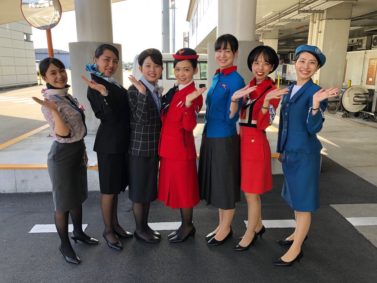岡山桃太郎空港 公式 10 14にana岡山桃太郎空港運航開始58周年記念イベント 就航記念 地上スタッフレジェンドデー を実施しました Ana歴代グランドスタッフの制服を着用しながらの業務や エプロンでのお見送り 搭乗ゲートでの特別アナウンス