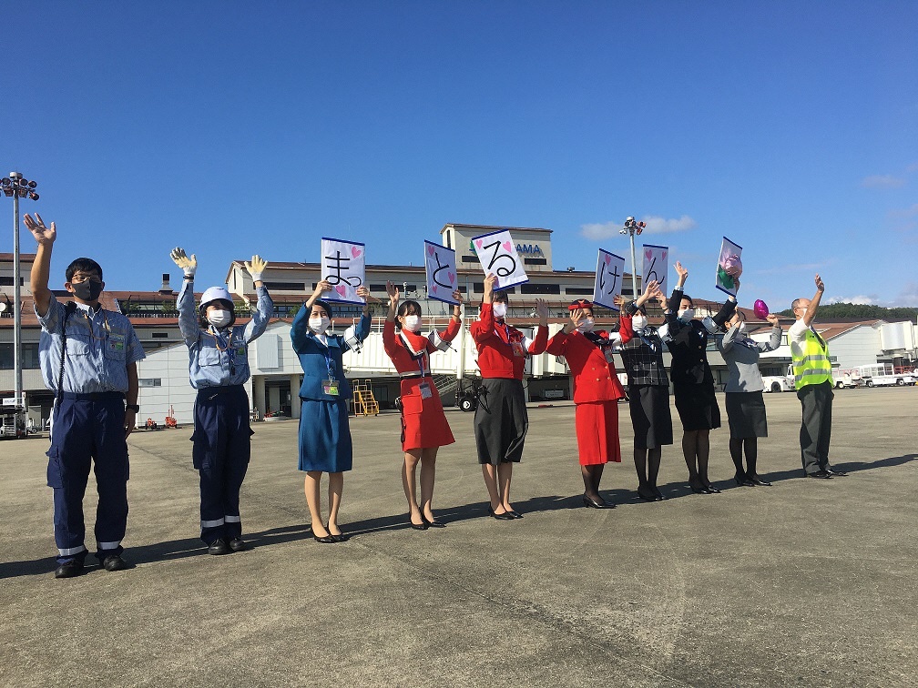 岡山桃太郎空港 公式 10 14にana岡山桃太郎空港運航開始58周年記念イベント 就航記念 地上スタッフレジェンドデー を実施しました Ana歴代グランドスタッフの制服を着用しながらの業務や エプロンでのお見送り 搭乗ゲートでの特別アナウンス