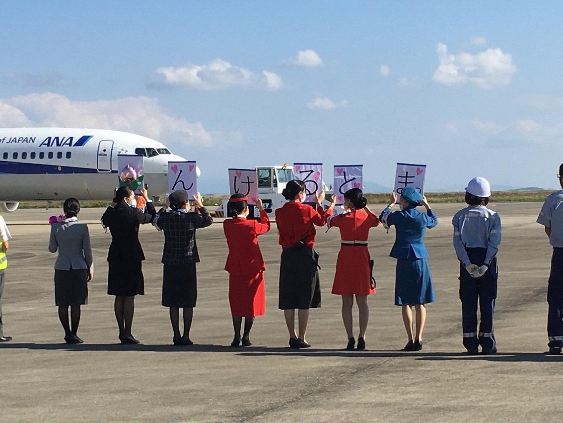 岡山桃太郎空港 公式 10 14にana岡山桃太郎空港運航開始58周年記念イベント 就航記念 地上スタッフレジェンドデー を実施しました Ana歴代グランドスタッフの制服を着用しながらの業務や エプロンでのお見送り 搭乗ゲートでの特別アナウンス