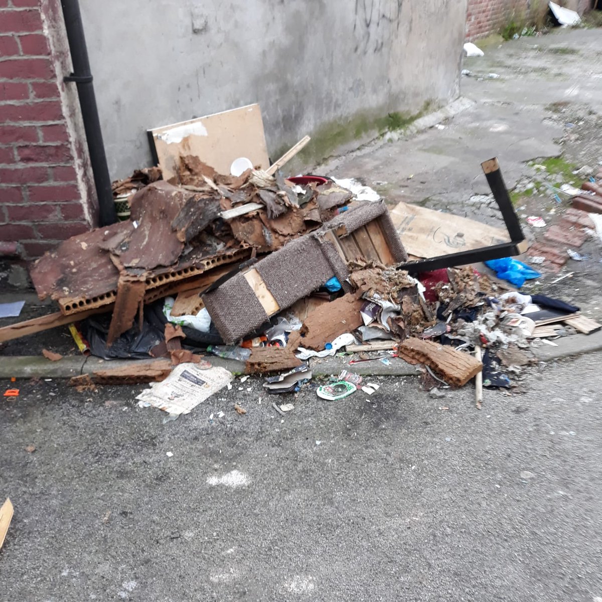 #StreetCleansing removed this dangerous #FlyTip on the corner of #LambtonGrove & #HarehillsRoad, #Harehills. #Waste was obstructing the #PublicHighway preventing safe use. If anyone is able to provide #CCTV footage or #Evidence #Enforcement officers will take action!
#KHT