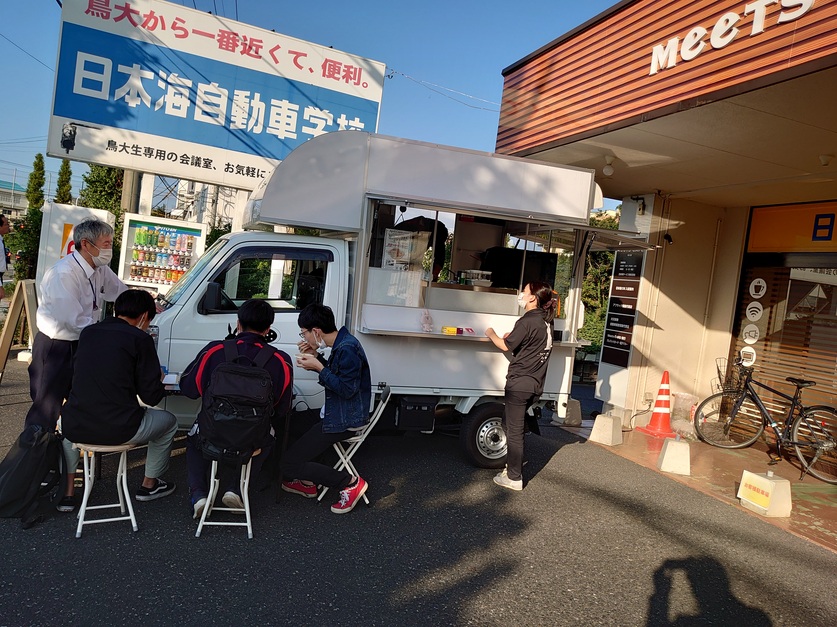 日本海自動車学校 10 21 鳥取大学前の日本海自動車学校案内所 Meets Cafe でapril Curryさんがバターチキンカレーの試食会を行いました 来てくれたみなさ ん ありがとうございました 日本海自動車学校 Aprilcurry 鳥取大学 Meetscafe