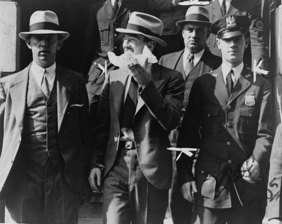 Lucky Luciano doesn’t approve how Dutch Schultz conducts his business.It causes too much attention as Dutch starts wars with everyone which eventually catches the attention of the government.