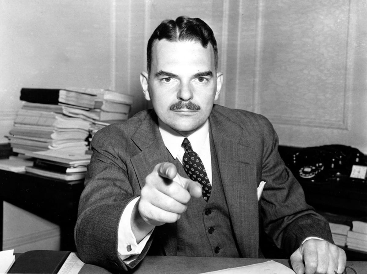 Thomas Dewey, a public attorney vows to end the organized crime. He begins to close in on the reckless Dutch Schultz.