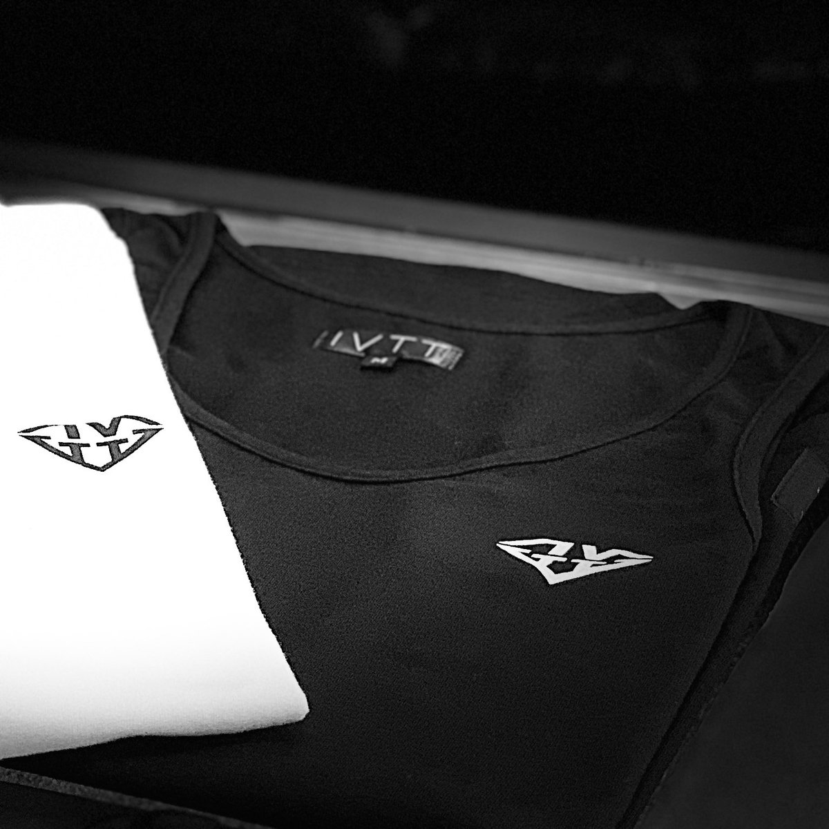 Kyoman_no_Tomio's tweet photo. みなさん、ブクブクと醜く太った資本主義の豚である巨万の富男が、IVTTのTシャツとタンクトップを入手してテストステロンシュビドゥバしていく誓いを胸に、ノートPCの1番目立つ所にIVTTステッカーを貼りましたよ。
#IVTT
https://t.co/WTXZsQyUyl https://t.co/2fSpl1WZbq