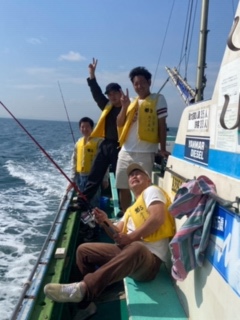 TrustOne13's tweet photo. ２０２０年トラストワン社員旅行♬船釣り＆コテージキャンプ！楽しかったです(^^)v年末に向けて爆進しますー！ https://t.co/eOqX2Di8bZ