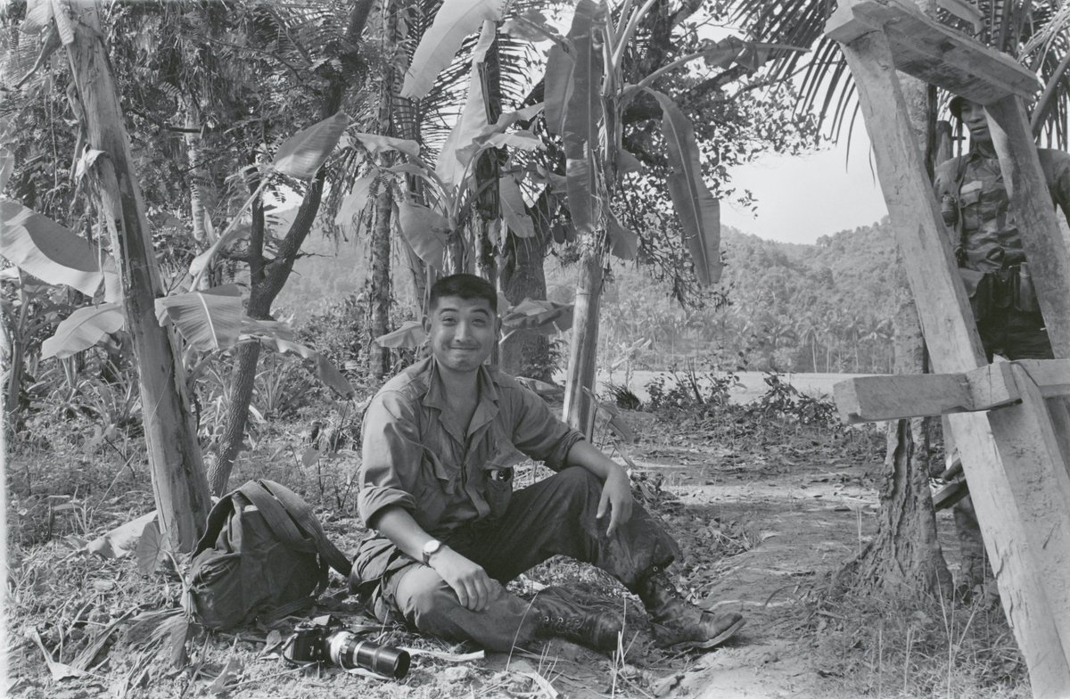 赤々舎 Akaaka 米ソの代理戦争とも呼ばれたベトナム戦争においても岡村は 戦場 を決して単純化しなかった 南ベトナム政府軍に従軍するだけでは飽きたらず 共産主義側からの取材を試みて収容所に拘束されたこともある