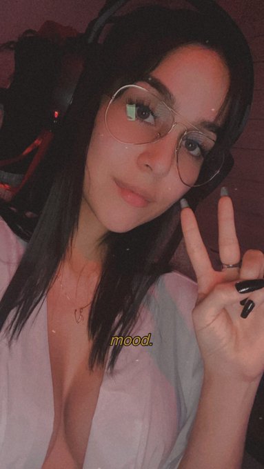 Chill viendo anime 🥰 https://t.co/145UqLhqvR