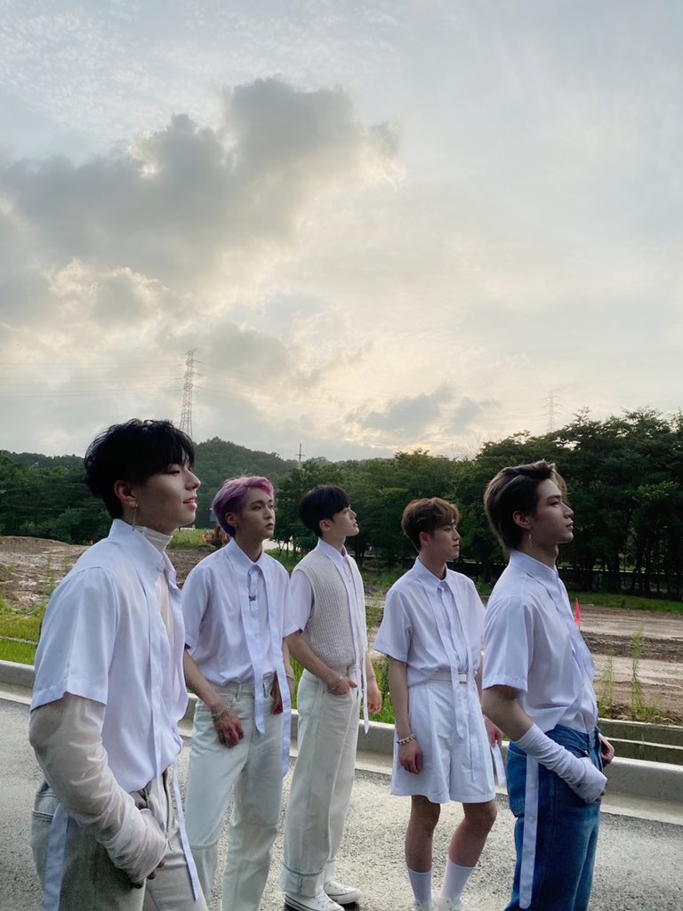 7OC_official's tweet image. [#7OC_Pick💌]

로즈🌹 맛점하셨나요?

토요일 마지막 팬사인회에서
보고 싶은 의상 있으면
사알짝➿ 얘기해 주세요😇

#세븐어클락 #SevenOClock
#HIGHWAY #HeyThere
#한겸 #앤디 #이솔 #태영 #루이
#응모는_내일까지
#팬사인회는_마지막이지만_우리는_마지막_아닌거알죠?😘
#쏙이들_보고_힘내기