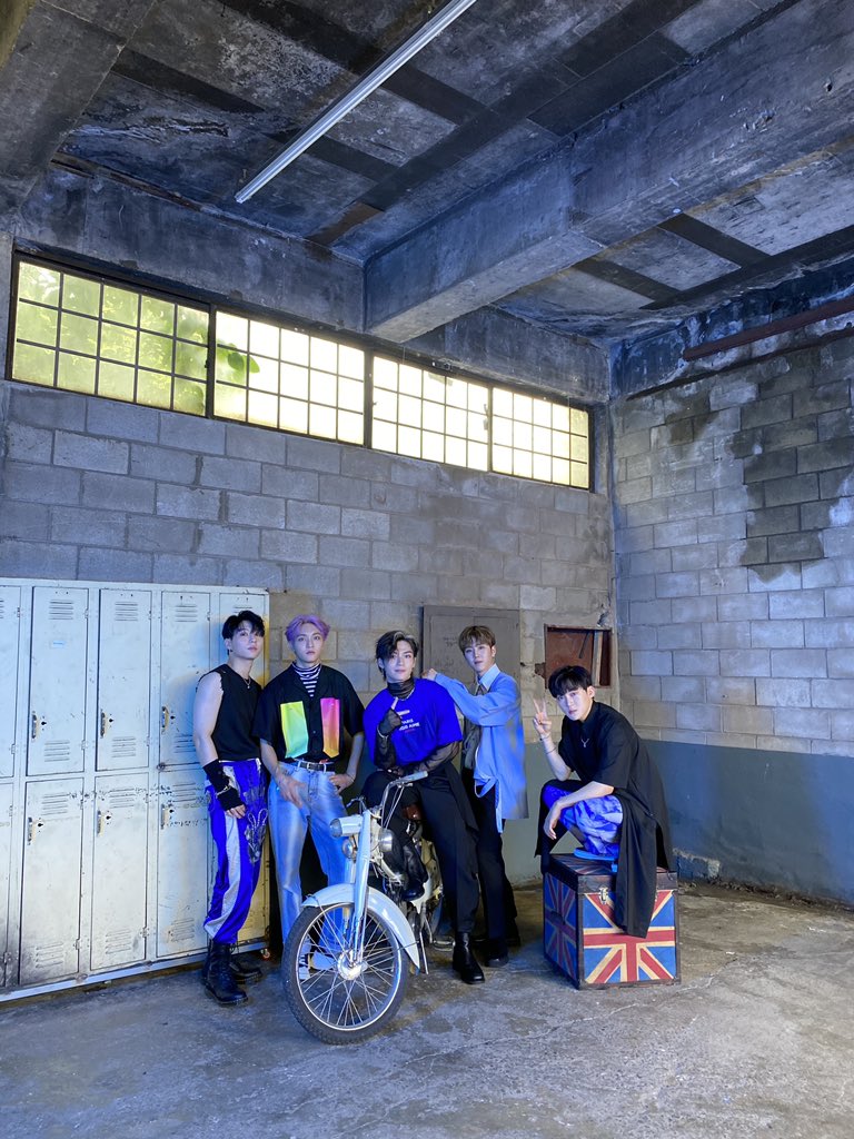 7OC_official's tweet image. [#7OC_Pick💌]

로즈🌹 맛점하셨나요?

토요일 마지막 팬사인회에서
보고 싶은 의상 있으면
사알짝➿ 얘기해 주세요😇

#세븐어클락 #SevenOClock
#HIGHWAY #HeyThere
#한겸 #앤디 #이솔 #태영 #루이
#응모는_내일까지
#팬사인회는_마지막이지만_우리는_마지막_아닌거알죠?😘
#쏙이들_보고_힘내기