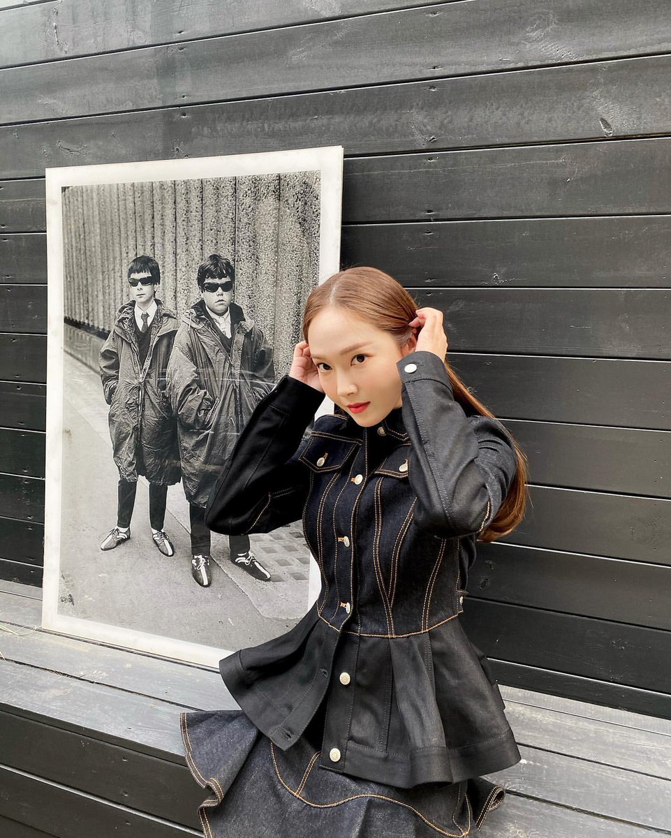 sicafeed's tweet photo. [INSTAGRAM CAROUSEL] jessica.syj: Life isn’t perfect but your outfit can be 👑🖤✨

#ad @/alexandermcqueen 
#mcqueenstory #mcquee (3P)… https://t.co/7U7yuIY8TV https://t.co/iDsaj4vzis