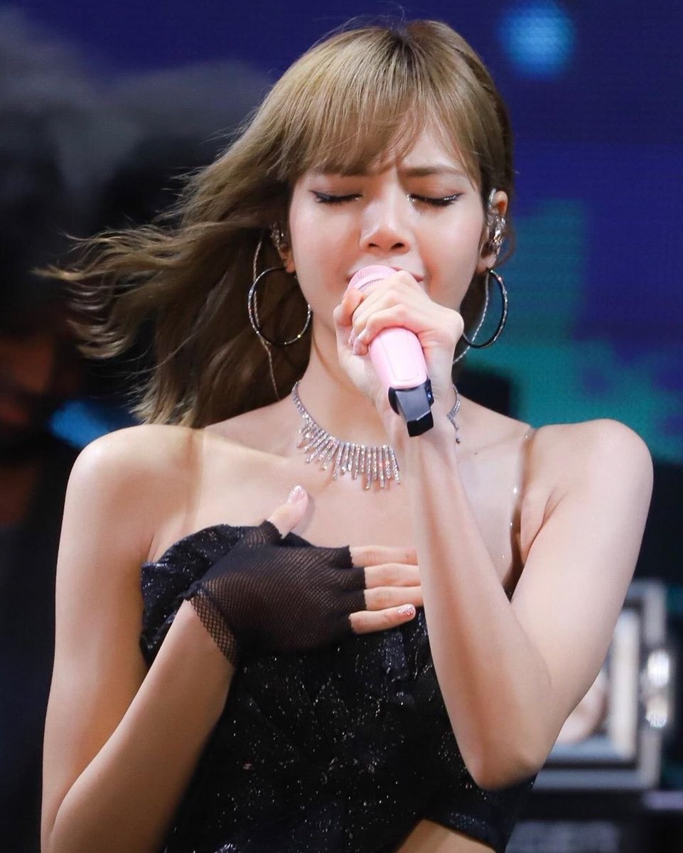 lisgl0balitgirl's tweet photo. WE LOVE YOU LISA no matter what happens. Do what you want to do, say what you want to say, act however you want to act. Cry if you must. Being yourself is ENOUGH.

WE LOVE YOU LISA @BLACKPINK https://t.co/YzpOpIzC2l