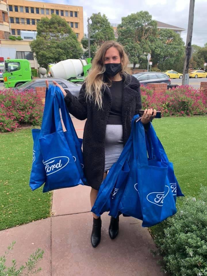 Great to spread some <a href="/GeelongCats/">Geelong Cats</a> love to the kids on the Children’s Ward of the Barwon Health Foundation University Hospital 💙😻 #GeelongStrong