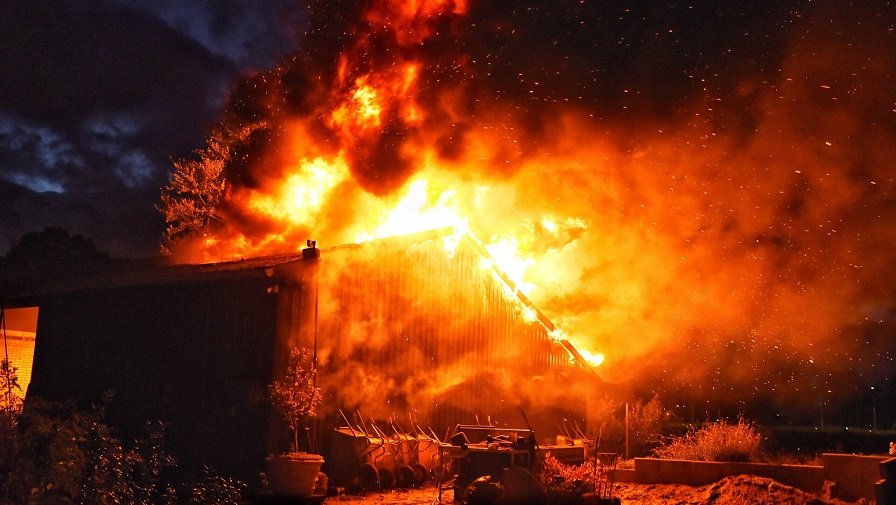 Brandweer Tilburg assisteert bij grote brand Oisterwijk..