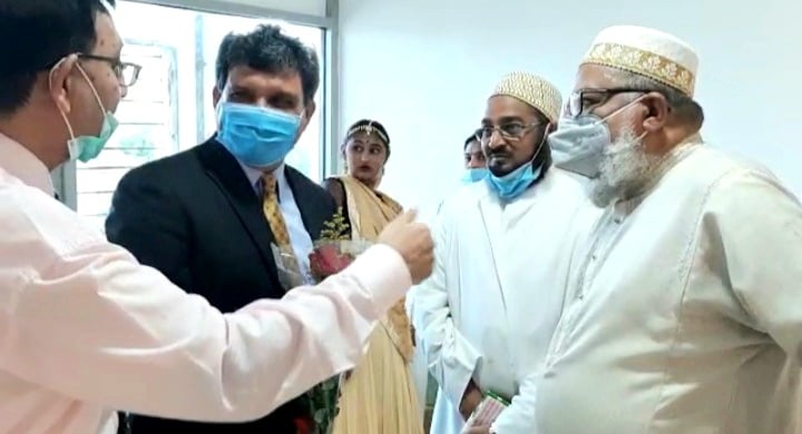 High Commissioner Dr. Virander Paul being introduced to members of Indian community by Assistant HC Mr. Shyam Sunder Dewani on the occasion of the opening of the new multi-purpose Consular Hall at AHCI Mombasa premises. https://t.co/uR5DAg89Bl