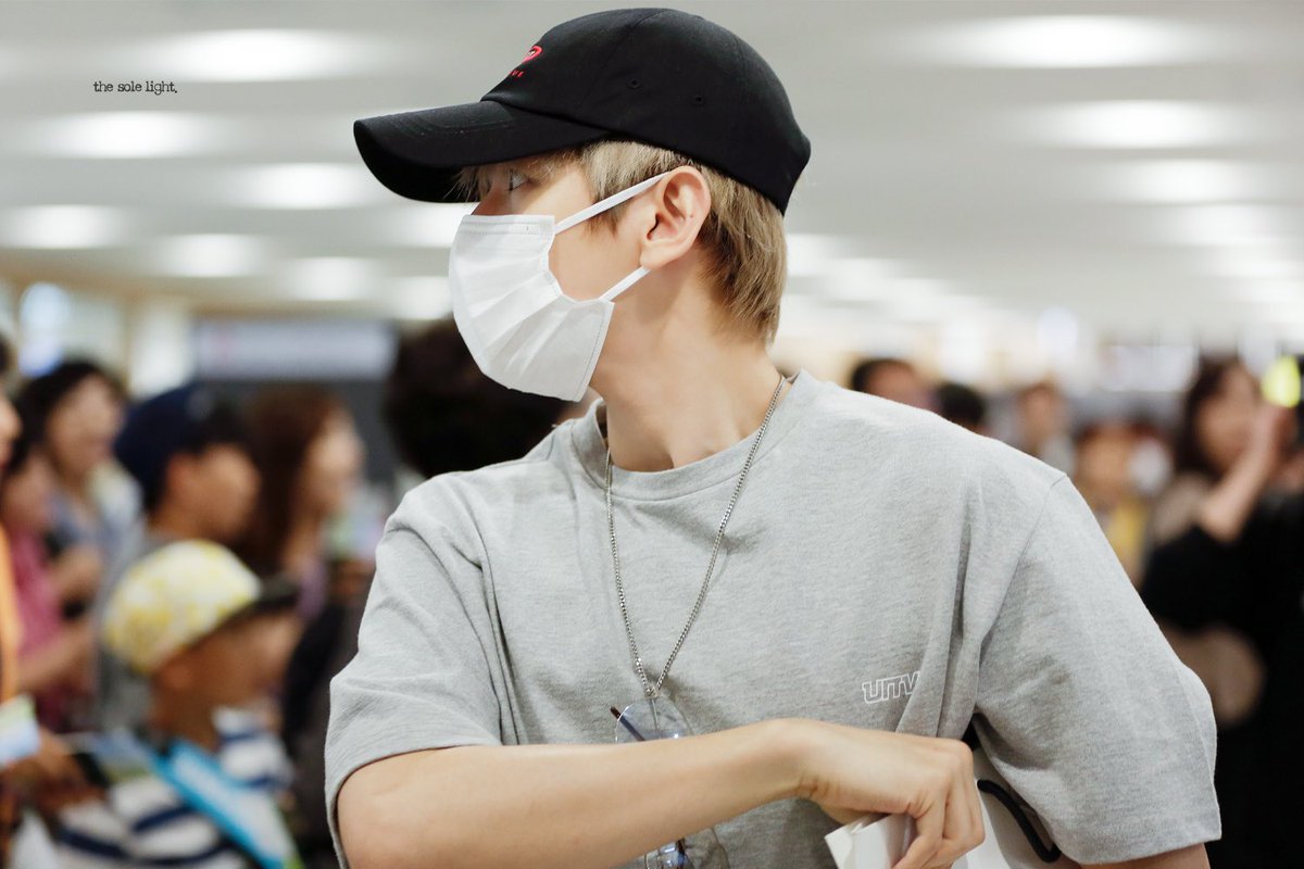 solelight56's tweet photo. 작은 얼굴에 그렇지 못한 어깨와 등,,
#백현 #baekhyun https://t.co/3OZ0Oi8oKG