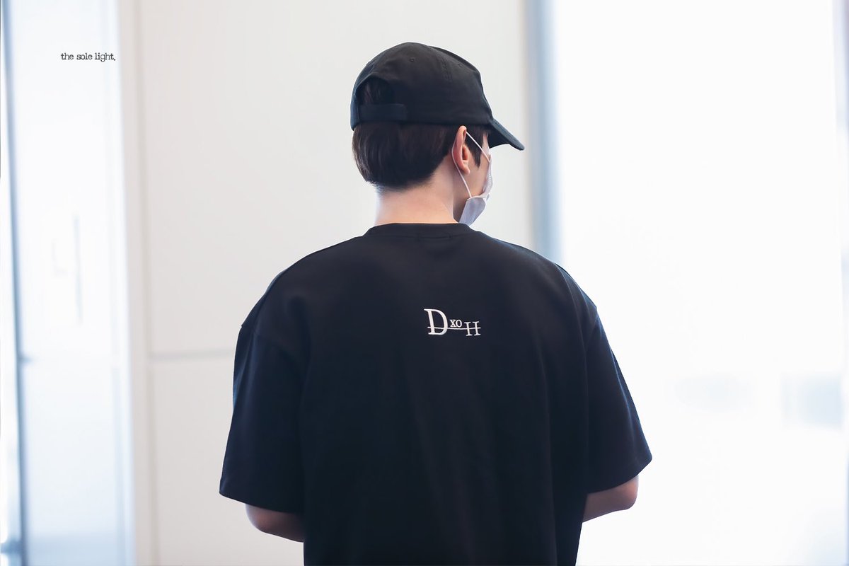 solelight56's tweet photo. 작은 얼굴에 그렇지 못한 어깨와 등,,
#백현 #baekhyun https://t.co/3OZ0Oi8oKG