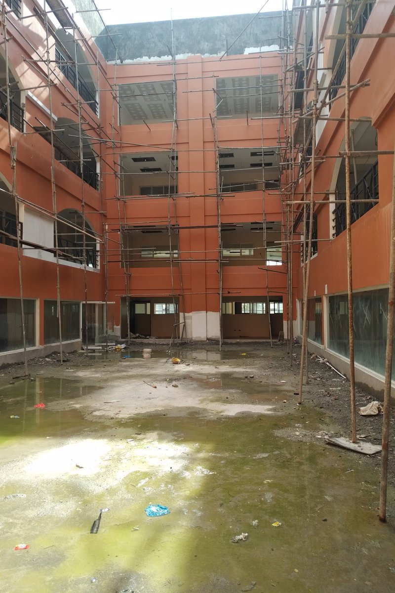 rex_gatchalian's tweet photo. This is the atrium of the Education, Arts and Sciences Building @ the PLV Main Campus...doesn't impressive now pero imagine packet garden in the 2nd floor...where students can study and breathe... https://t.co/KxlJJpIfun