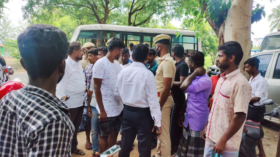 MediaMoovendar's tweet photo. ஒத்தக்கடை சாதிவெறி காவல் ஆய்வாளரை கண்டித்து போராட்டம் நடத்திய மூவேந்தர் புலிப்படை தளபதி அண்ணன் வழக்கறிஞர் பாஸ்கர். BABL கைது. https://t.co/YPTfeZfjeD