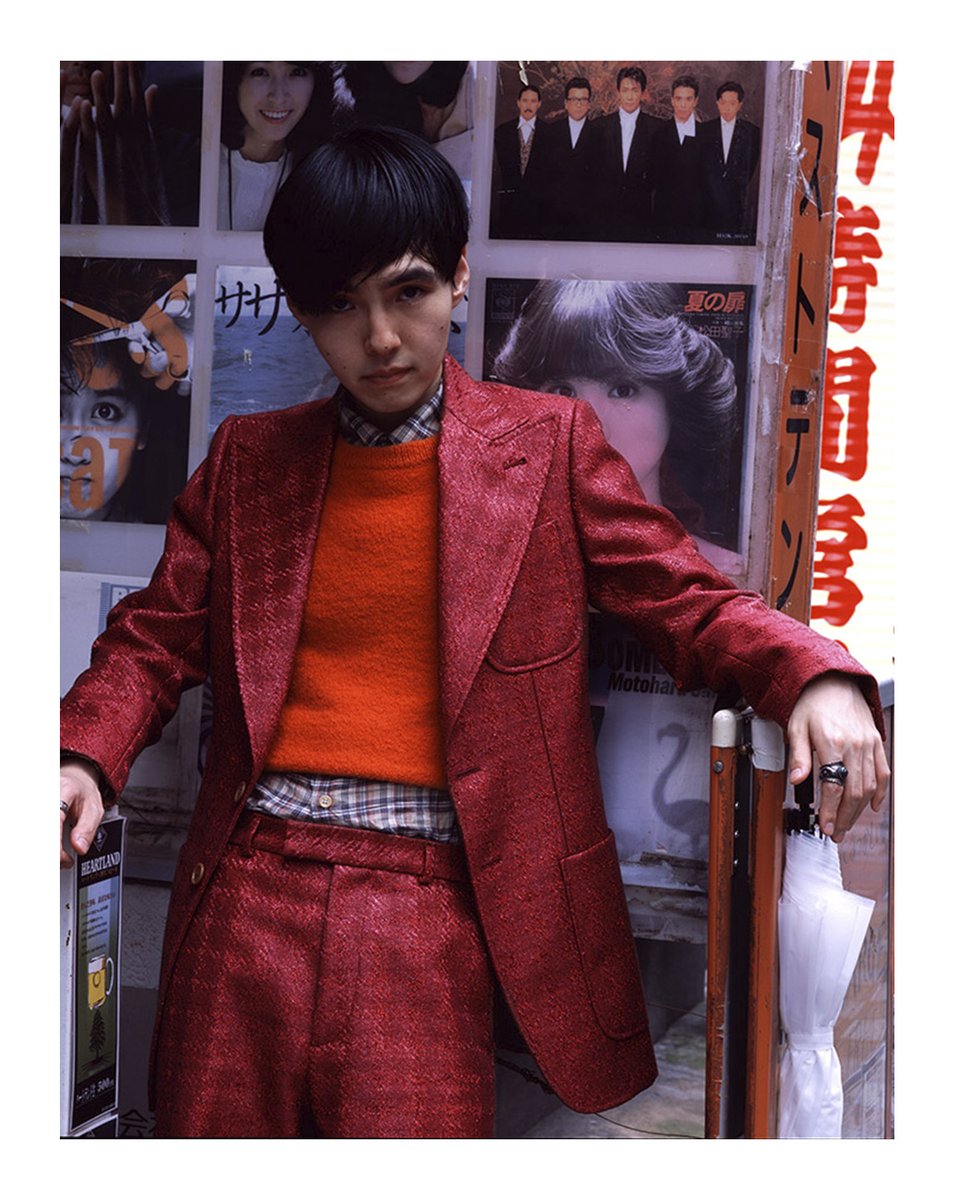 .@SWAG_HOMMES 秋号に登場した、ラッパーの #Dodo さん。#Gucci のチェックのコットンラメ スーツ、クルーネック セーター、チェックのシャツを着用。
撮影 #ChikashiSuzuki、スタイリング #TakayukiTanaka。 #AlessandroMichele #GucciEditorials https://t.co/vHxm0ulUEa