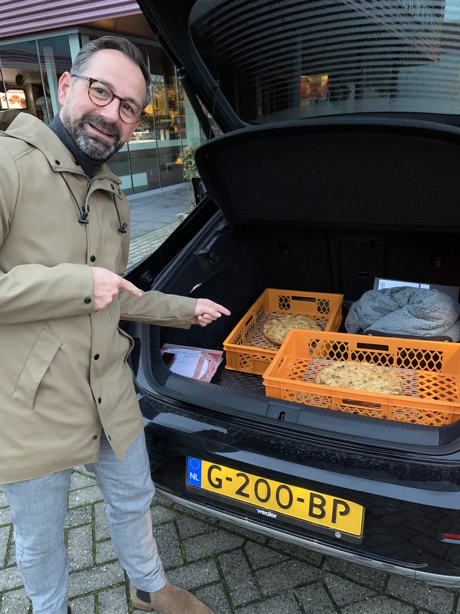 Nog te warm om in te pakken, dan maar in krat meegeven <a href="/JosBaggermans/">Jos Baggermans</a>  @WealerAutogroep 
Op weg naar de Randstad met  #limburgse 🍏vlaai.