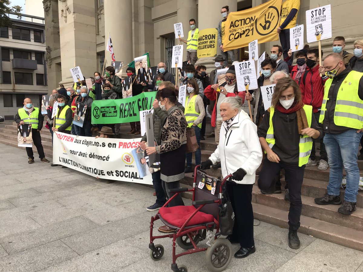 Rassemblement au #TGIStrasbourg en soutien au d’écorcheurs de portraits de @EmmanuelMacron. La criminalisation des citoyens se poursuit et l’inaction climatique bas son plein !