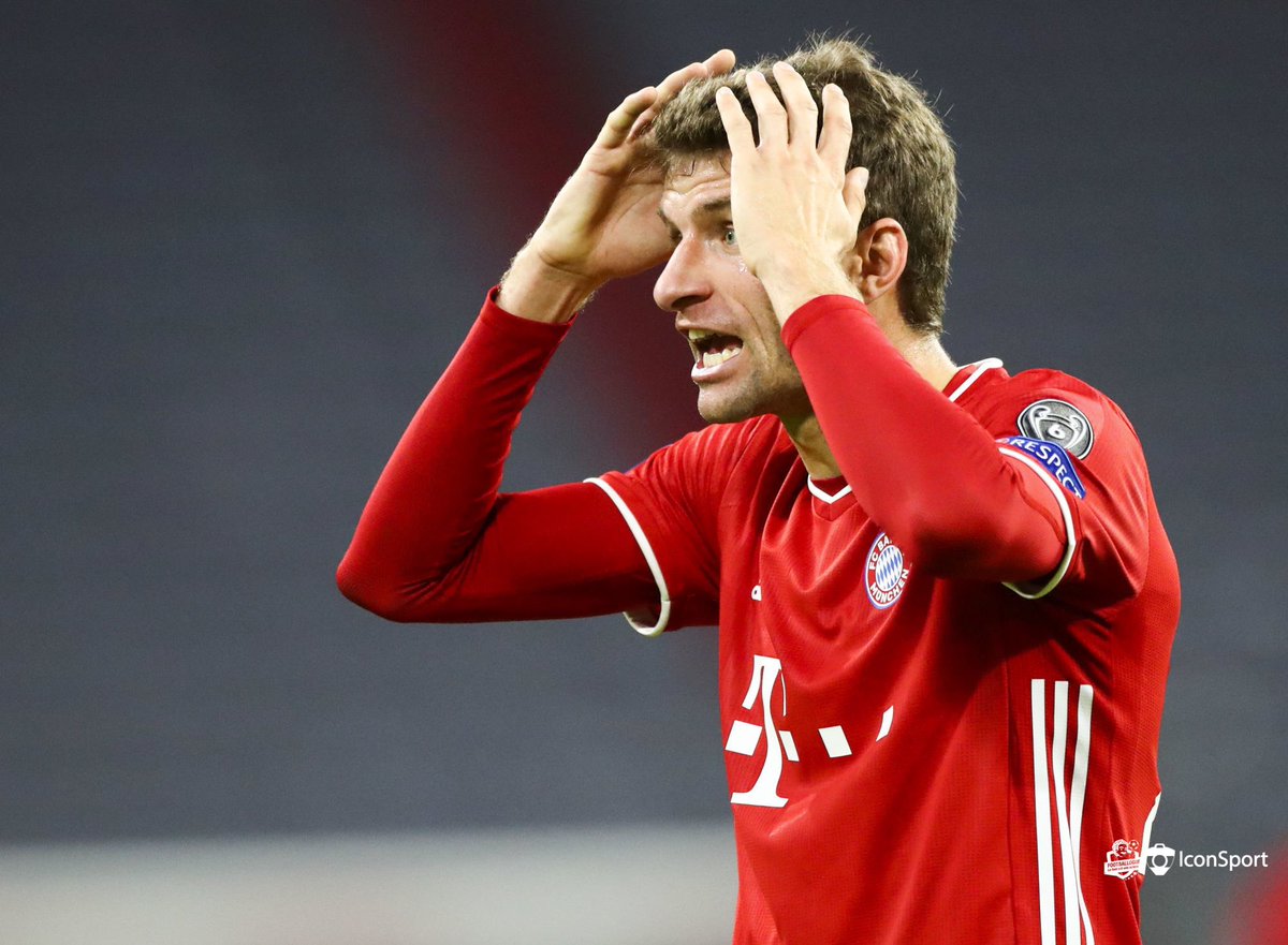 Footballogue's tweet photo. [#UCL] Muller à l’arbitre quand il prend son carton jaune💬 : 

« Ça ne peut pas être vrai. Nous jouons contre l’Atlético Madrid, les plus grands hooligans du football mondial. Et vous me sortez un jaune pour ça ? » https://t.co/bSb7DdVb7i
