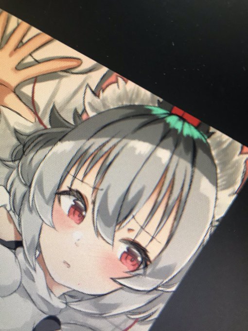 この反射として青色を髪の毛に入れるのが最近好きなんだけど有るのと無いのどっちがいいかな…? 