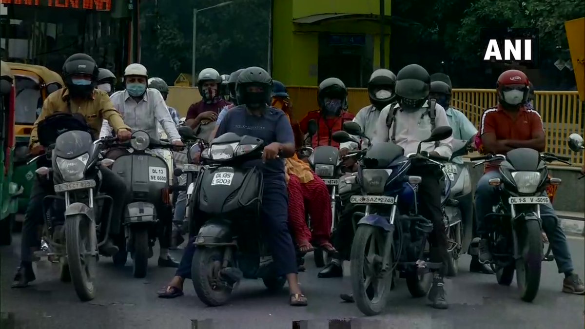 ANI's tweet photo. Delhi: Drivers switch-off their vehicles at traffic signals as part of Delhi govt's "Red Light On, Vehicle Off' campaign to curb air pollution.
Visuals from ITO traffic signal in Delhi
"This drive will not only reduce pollution but save fuel as well," says an Environment Marshal https://t.co/hRkEmZiJYu