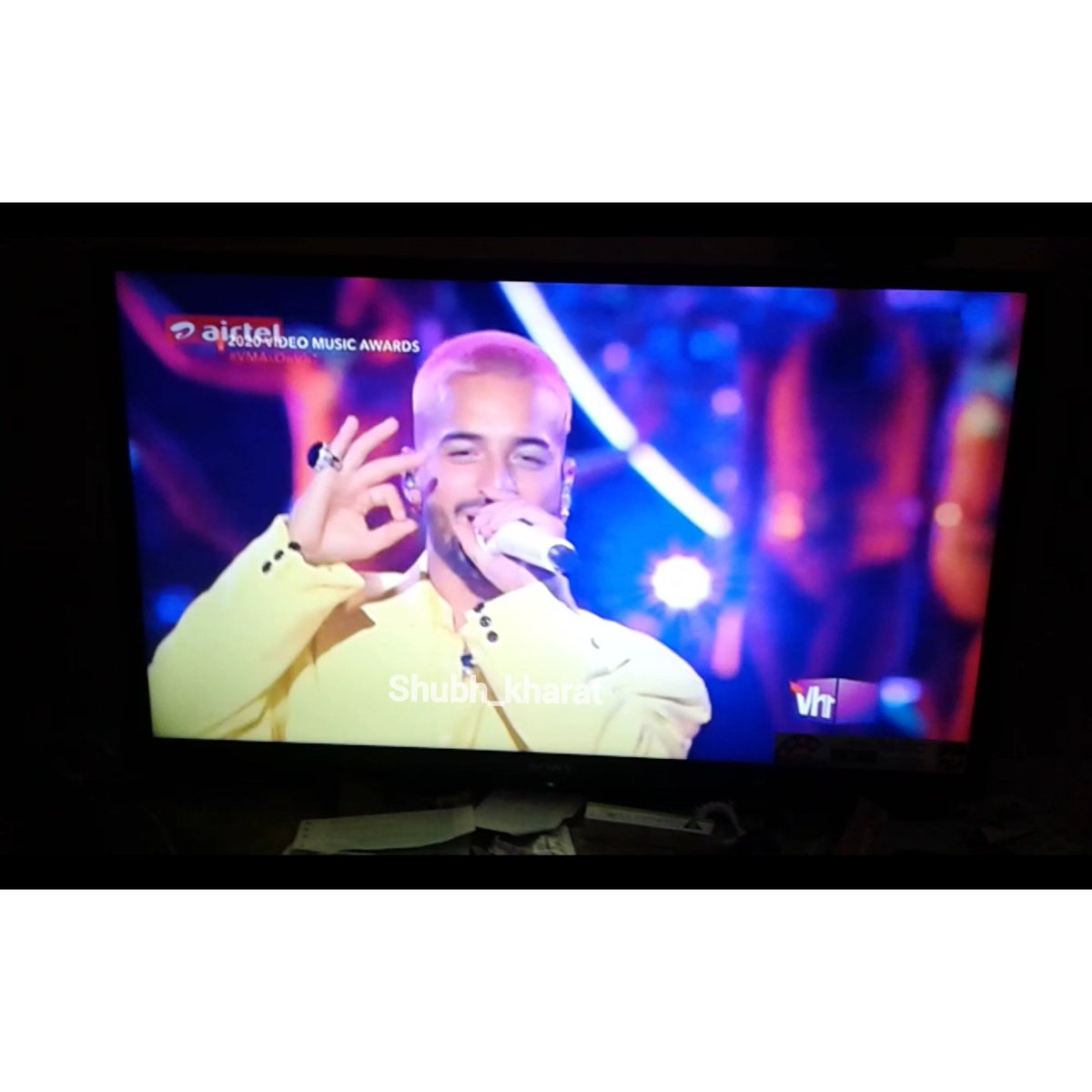 Please please please play Hawai song #VMAs performance by @maluma #Vh1Playlist @vh1india https://t.co/xGCeZt3VDd