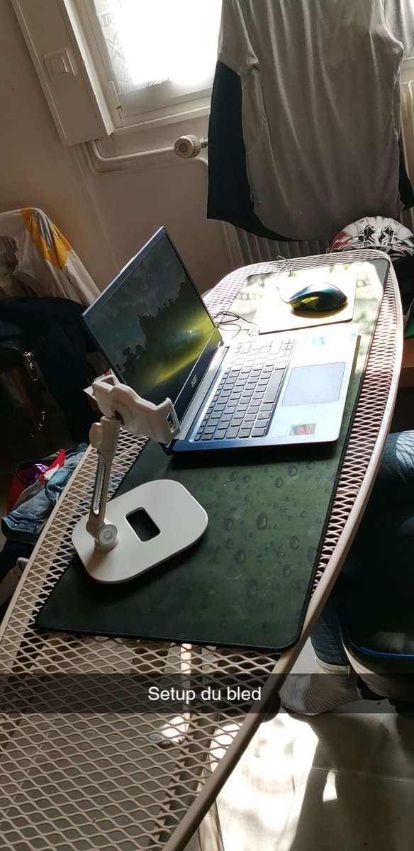 CkS_Ftn's tweet photo. @GameWardTeam #PimpMysetup
#setupdubled
Petite table de repassage en guise de table, un Acer de 2015 et un support de téléphone en guise de "second" écran 😅 https://t.co/J0MWT7db0H