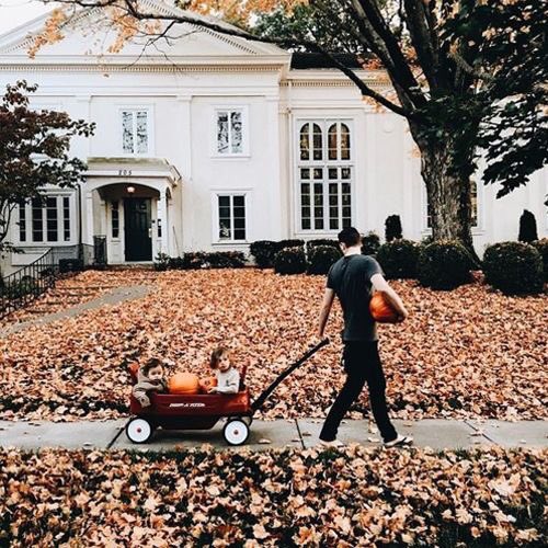 —Vía IG—

Fuimos al huerto de calabazas con los niños y al regresar a casa terminamos de poner la decoración de Halloween, después <a href="/BronxRxse/">Bronx</a> les dio un paseo por los terrenos de la mansión a Khalil y Khalid. Ha sido un lindo día en familia.